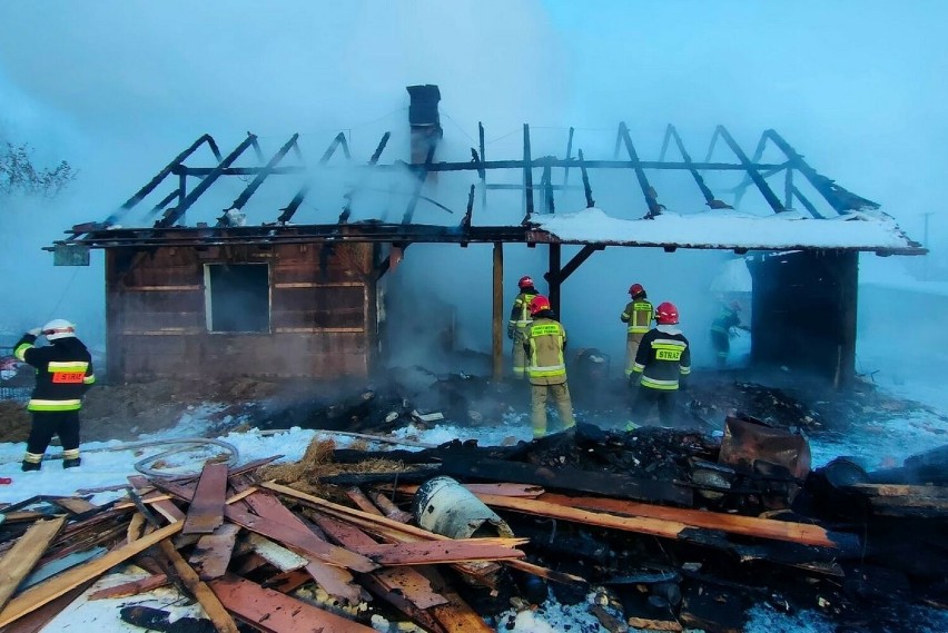 Mężczyzna zginął w pożarze drewnianego domu w Szówsku [ZDJĘCIA]