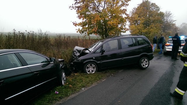 Kierowca opla zjechał na pas ruchu volkswagena.