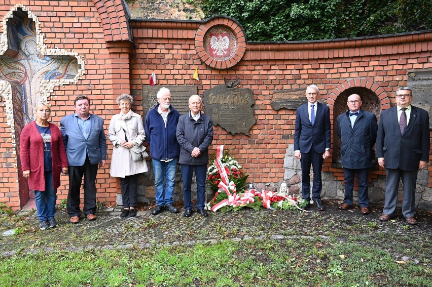 Kwiaty pod tablicą „Solidarności” na Murze Pamięci złożyli działacze dawnej "Solidarności" oraz przedstawiciele władz samorządowych