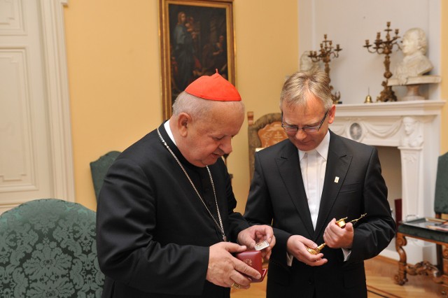 Przekazanie relikwiarza nastąpiło w Krakowie na ul. Franciszkańskiej 3