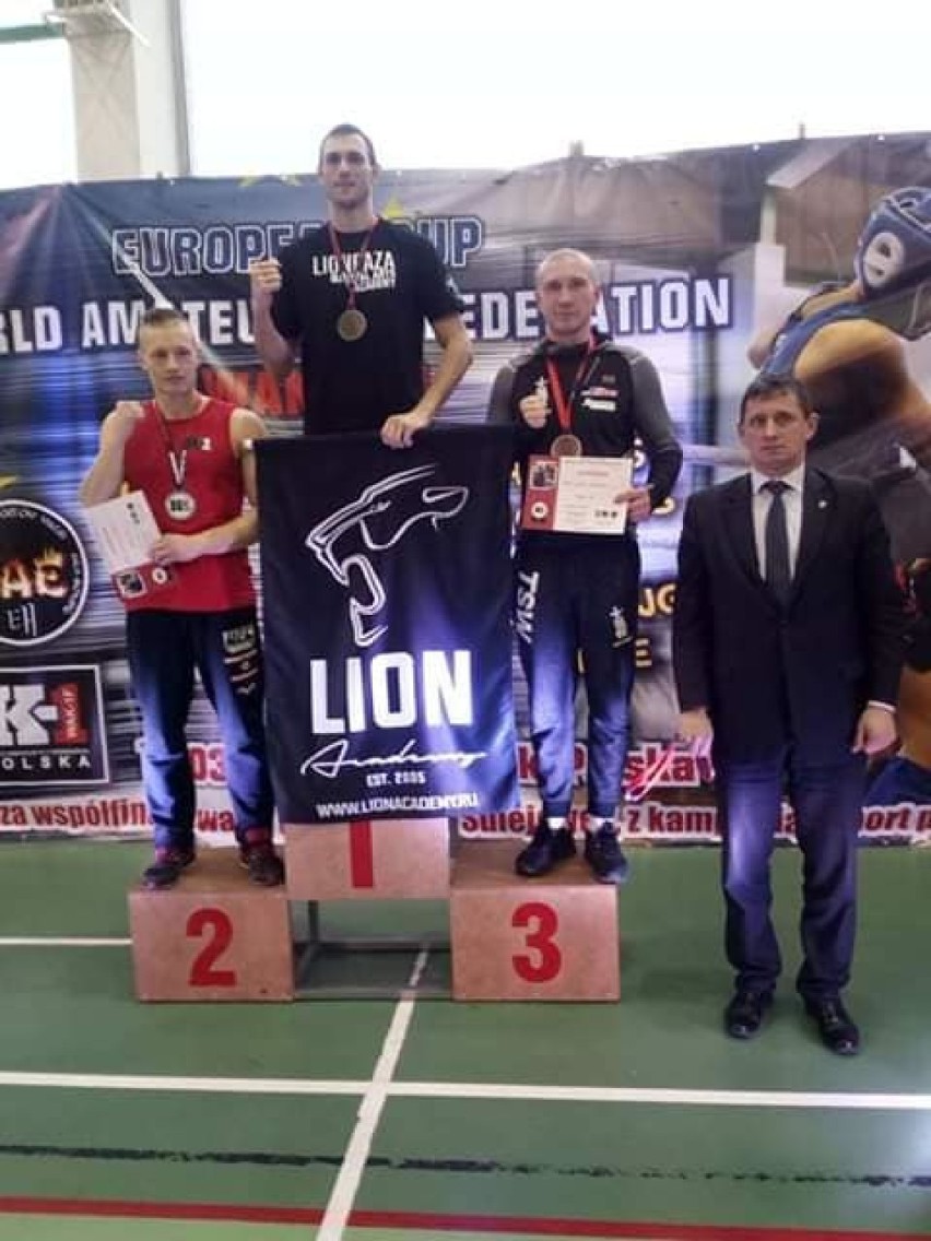 Zduńskowolanin został mistrzem Europy sztuk walki. Inni zawodnicy Łaskiego Bractwa Thratlonu Sztuk Walki na podium