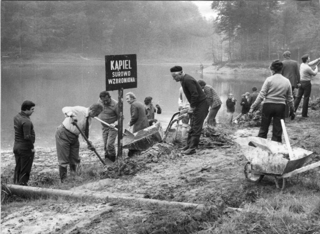 Wodzisławski Balaton jest jednym z ulubionych miejsc rekreacji i wypoczynku mieszkańców Wodzisławia Śląskiego i okolic. Historia powstania i użytkowania tego obiektu dziś jest jednak zupełnie zapomniana. Warto więc przybliżyć wszystkim zainteresowanym, trochę faktów związanych z tym popularnym miejscem.

Na zdjęciu prace przy budowie ośrodka