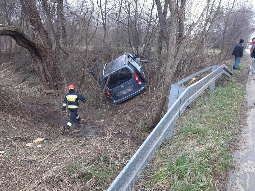 Citroen wypadł z drogi i wylądował w fosie przy wjeździe do...