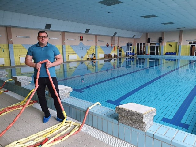 Prezydent Skarżyska Konrad Kronig obiecywał przebudowę miejskiej pływalni. Chce dotrzymać słowa.