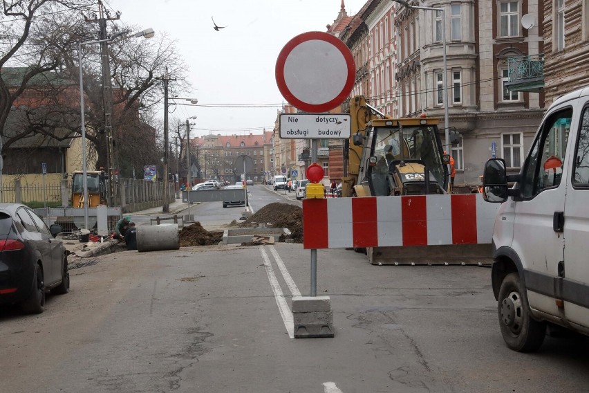 Trwa przebudowa przejścia dla pieszych na ulicy Hutników w Legnicy, zdjęcia