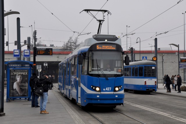 26.11.2015 Kraków, tramwaj eu8n na Rondzie Mogilskim