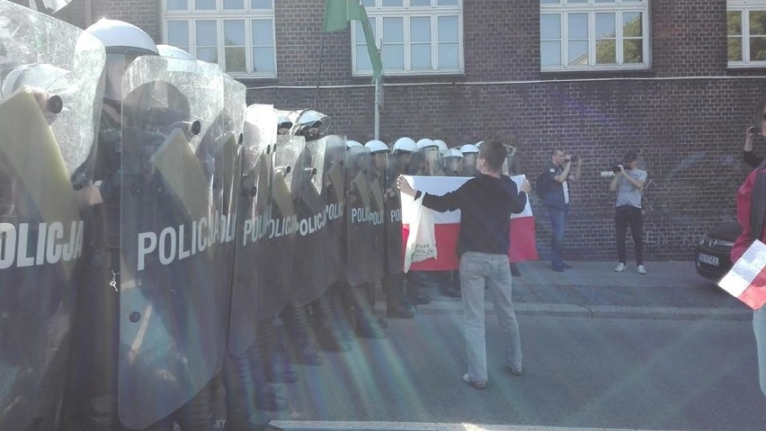 Gorąca niedziela w Katowicach. Policja nie dopuściła do konfrontacji pomiędzy uczestnikami dwóch zgromadzeń [ZDJĘCIA]