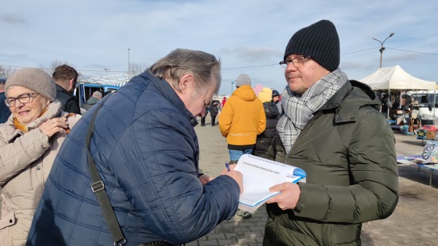 Referendum w Piotrkowie - zbierają podpisy pod wnioskiem o odwołanie prezydenta Krzysztofa Chojniaka