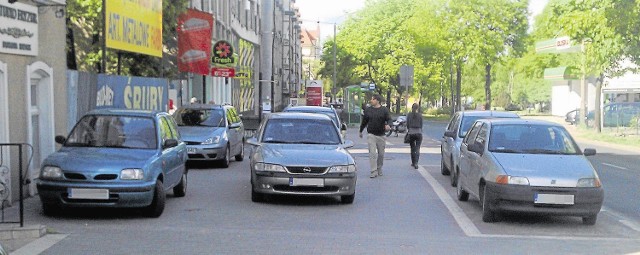 Tylko ci po prawej płacą, reszta parkuje za darmo i utrudnia przejście pieszym