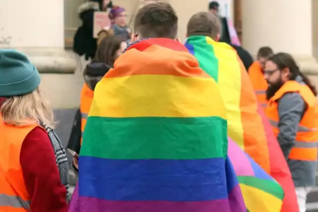 Punkt pomocy dla rodziców osób LGBT w Warszawie. Podsumowano cztery miesiące działań