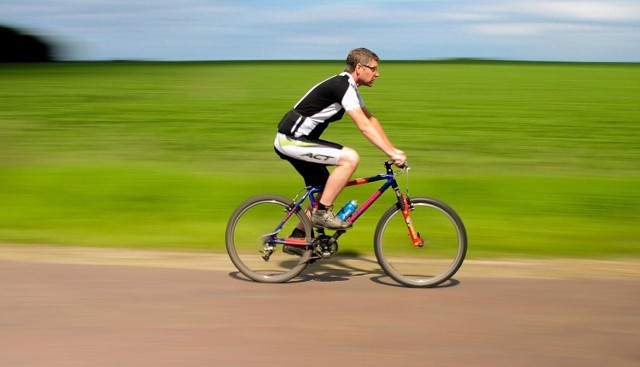 Rower musi mieć określone minimalne wyposażenie określone w ustawie.