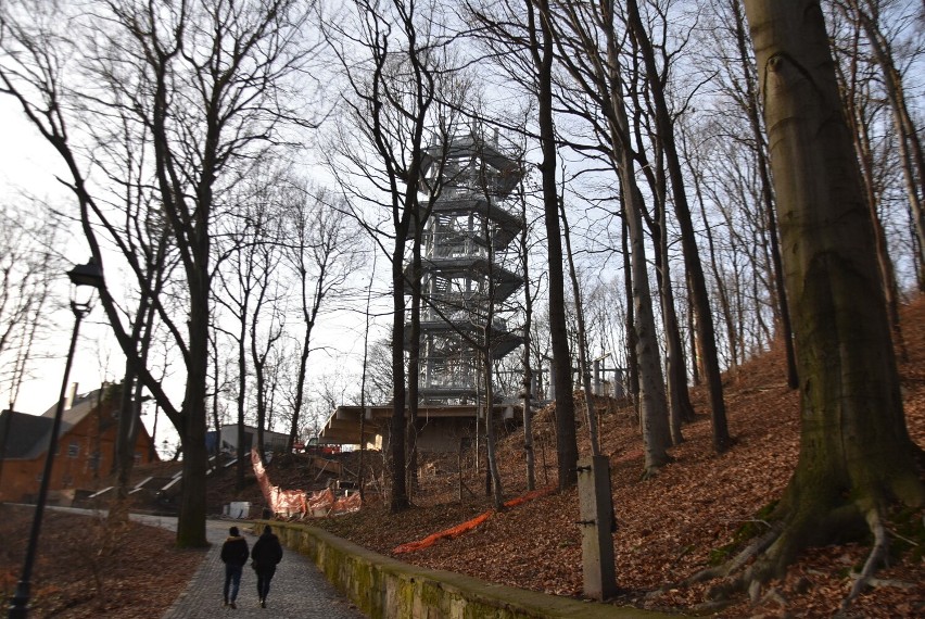 Wieża widokowa w Parku Sobieskiego na ukończeniu