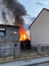 Rzezawa. Pożar budynku gospodarczego w Rzezawie przy ul. Bocheńskiej, spłonęły dwa samochody [ZDJĘCIA]