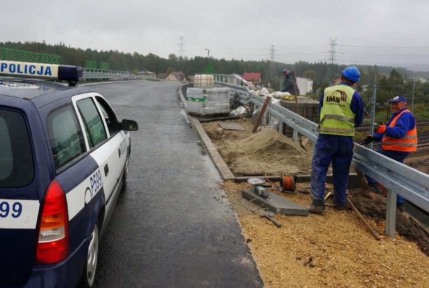 Policjanci na wiadukcie w Chruszczobrodzie.