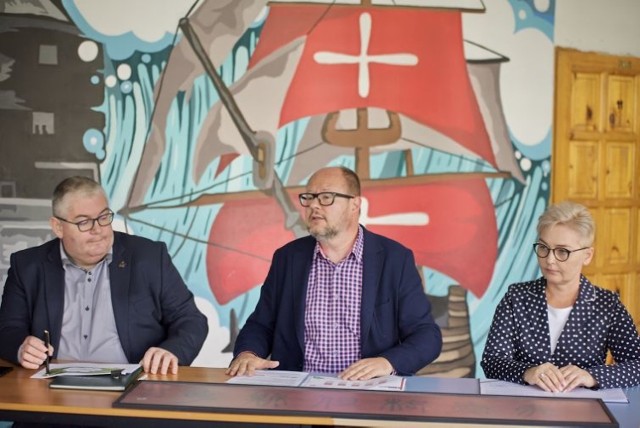 Prezydent Paweł Adamowicz (w środku) i wiceprezydent Piotr Kowalczuk podczas konferencji w SP nr 76 opowiadali o nowościach w gdańskiej oświacie, m.n. o nowej klasie, w której dzieci będą się uczyły języka mandaryńskiego. Na zdjęciu również dyrektor SP nr 76 Iwona Makurat