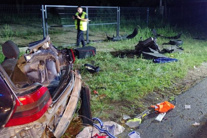 Wypadek w Karbowie pod Brodnicą. Samochód uderzył w drzewo. Nie żyją dwie osoby 