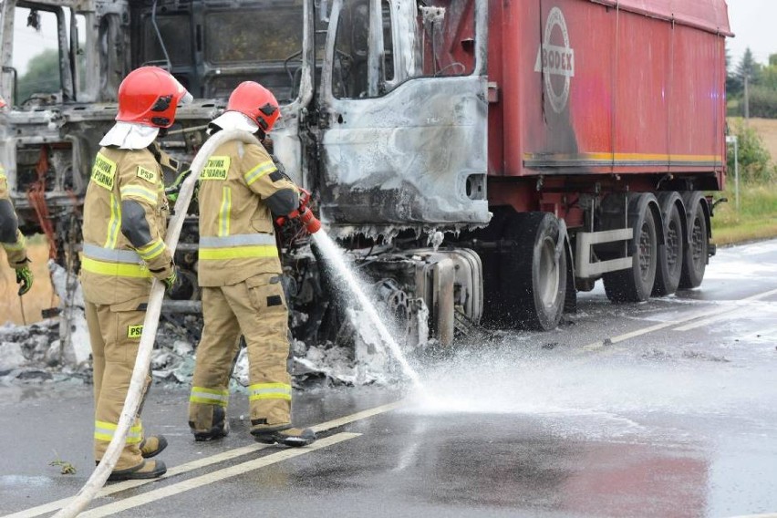 Strażak ze Świecia uratował kierowcę płonącej ciężarówki pod Grudziądzem [zdjęcia]