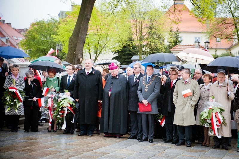 Obchody 3 maja pod Katedrą w tym roku w deszczu