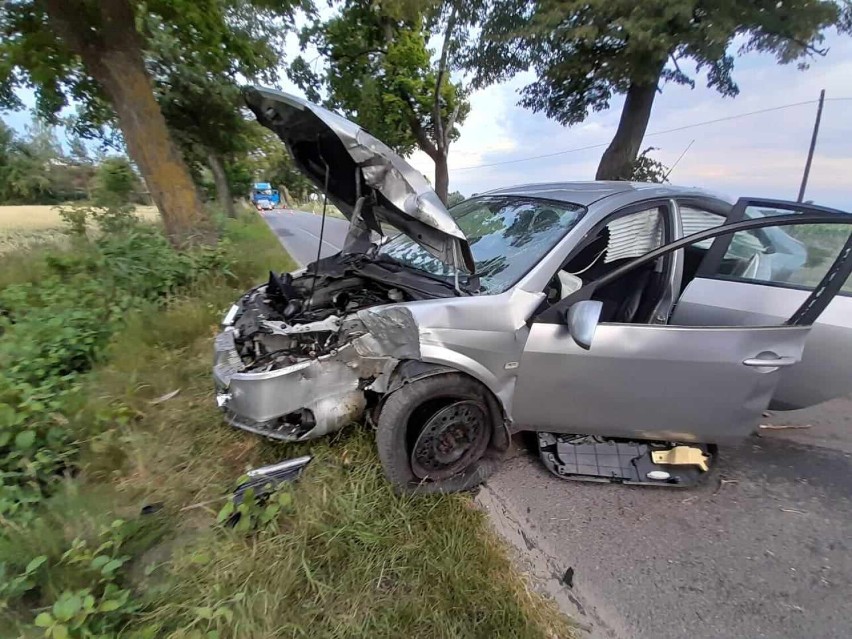 Pijany kierowca uderzył w drzewo w gminie Stare Pole. Miał ponad 2 promile alkoholu we krwi i nigdy nie posiadał prawa jazdy