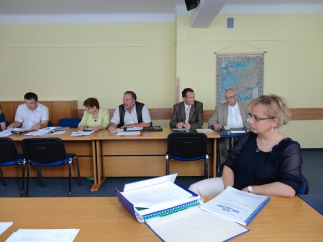 Na posiedzeniach komisji prezes MPK Magdalena Kołeczek odpowiada na pytania radnych.