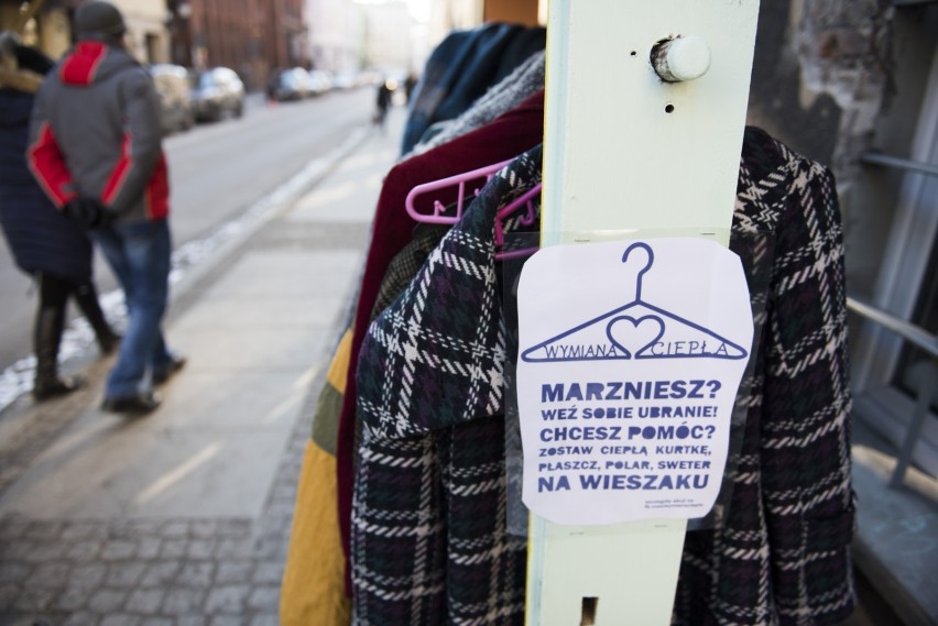W Warszawie ponownie stanęły wieszaki do ''Wymiany Ciepła''. Zamiast wyrzucać, oddaj ubrania potrzebującym [ADRESY]