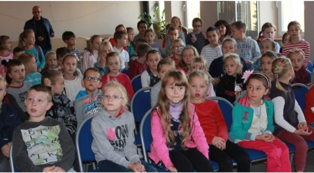 Akcja z książką na walizkach w bibliotece w Wejherowie