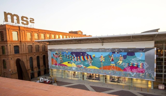 Mikołaj Rejs stworzył na fasadzie łódzkiej Manufaktury mural przedstawiający bajeczny, podwodny świt