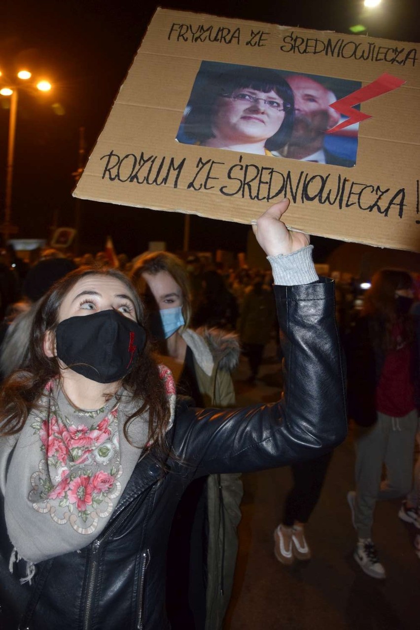 Protest kobiet w Wągrowcu. Zobacz hasła. "Nawet mefedron ma lepszy skład niż polski rząd", "Żadna dama nie będzie walczyć sama"