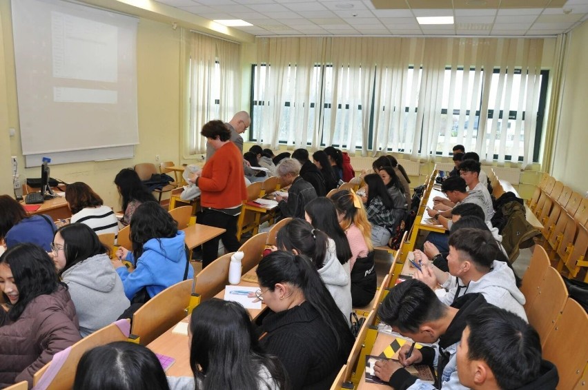Duża grupa studentów z Mongolii rozpoczęła naukę na Uniwersytecie Technologiczno – Humanistycznym w Radomiu. Zobaczcie zdjęcia
