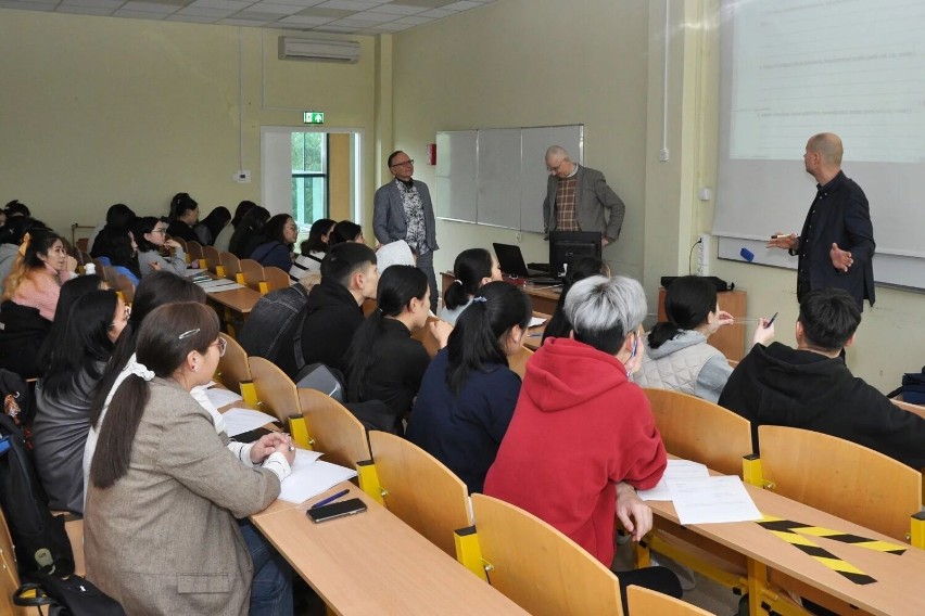 Duża grupa studentów z Mongolii rozpoczęła naukę na Uniwersytecie Technologiczno – Humanistycznym w Radomiu. Zobaczcie zdjęcia