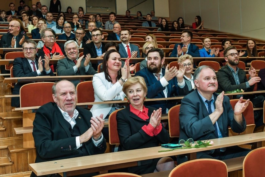 Statuetki w siedmiu kategoriach zostały wręczone wykładowcom...