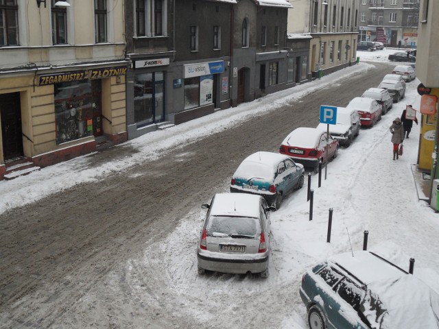 Ulica Piastowska na tarnogórskiej starówce na ranem 23 stycznia