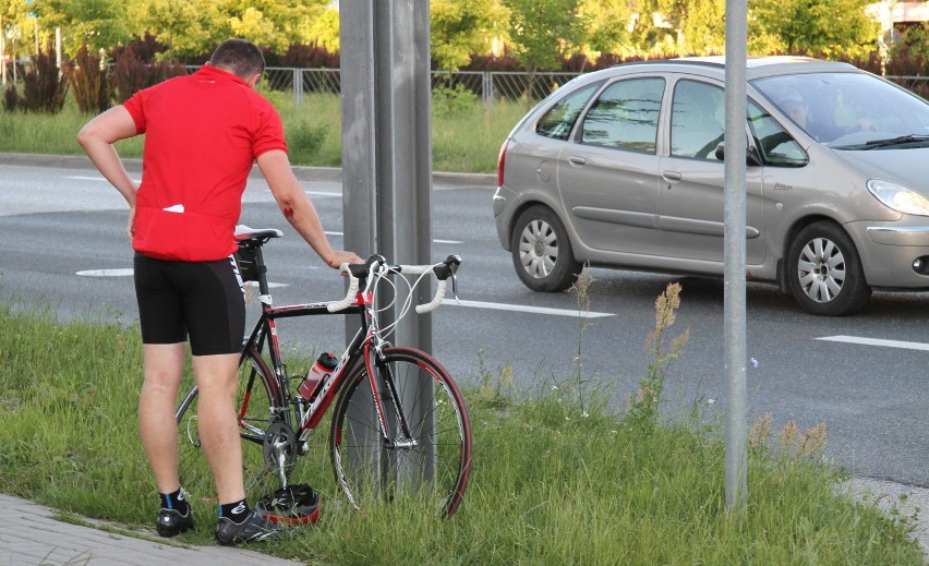 Potrącenie rowerzysty na Alei Solidarności w Kielcach
