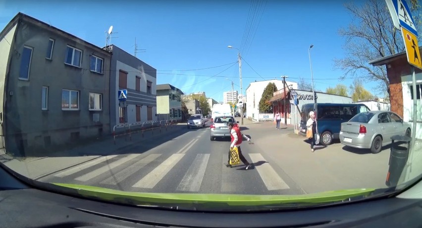 Prawie przejechał pieszą na pasach w Bydgoszczy. "I jeszcze się pluje. Co za gościu..." [wideo]