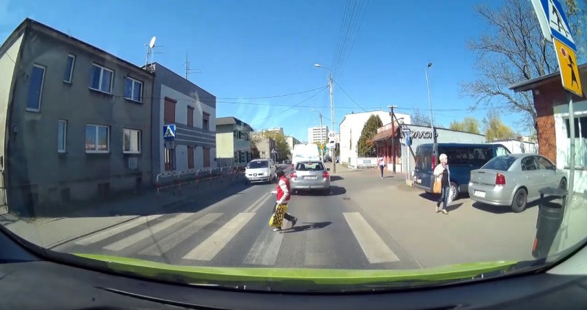 Prawie przejechał pieszą na pasach w Bydgoszczy. "I jeszcze się pluje. Co za gościu..." [wideo]