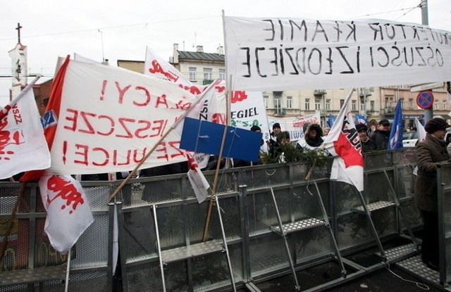 Protest zwalnianych pracownik&oacute;w LZPS rozpoczął się 2 stycznia. Pikieta pod zakładem trwała przez wiele dni