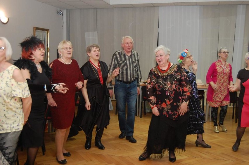 Tak na balu ostatkowym bawili się seniorzy w Domu Kultury "Lokator" w Zduńskiej Woli