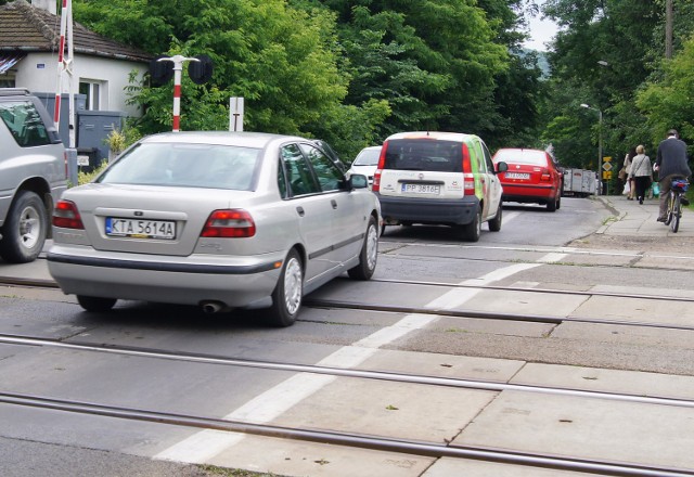 Przejazd kolejowy dodatkowo komplikuje ruch samochodów. Magistrat rozważa, w jaki sposób zmniejszyć korki w tym rejonie