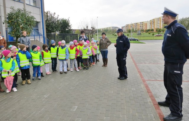 Policjanci u sieradzkich przedszkolaków. Maluchy z "trójki" poznawały zasady ruchu drogowego