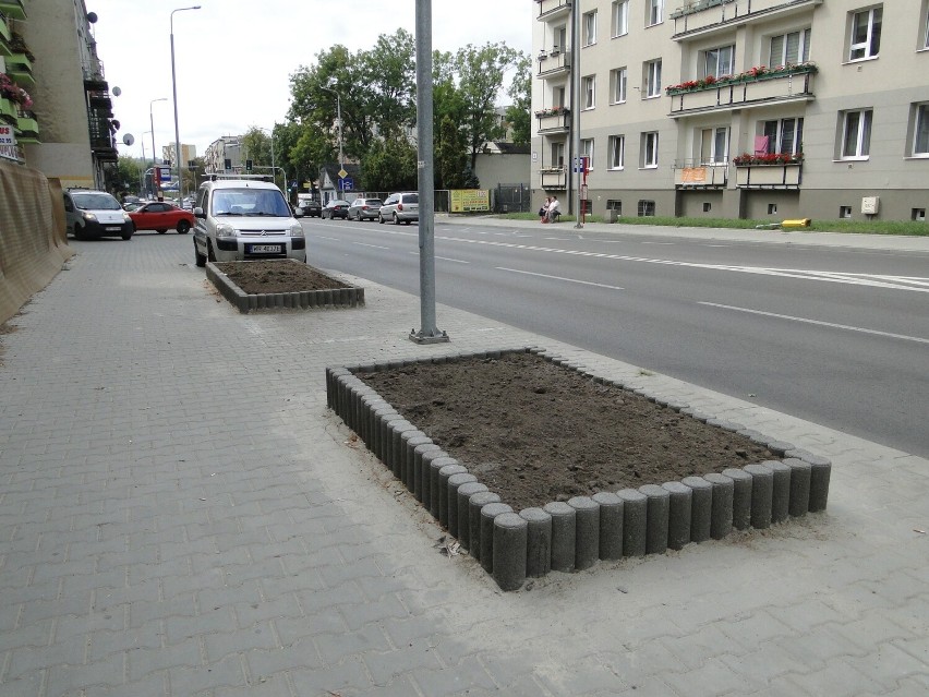 Mniej betonu w centrum Radomia. Przy ruchliwych ulicach pojawiły się gazony, niebawem będzie więcej zieleni. Zobaczcie zdjęcia