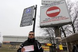 Przy Biedronce na Borowskiej jest parking, ale nie można na nim parkować (ZDJĘCIA)