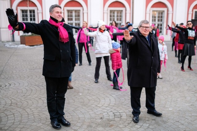 Poznań: Na dziedzińcu Urzędu Miasta zatańczyli przeciwko przemocy wobec kobiet i dziewcząt