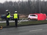 Tarnów. Śmiertelny wypadek na al. Jana Pawła II. Po czołowym zderzeniu samochodów osobowych zginęła 63-letnia kobieta [ZDJĘCIA]