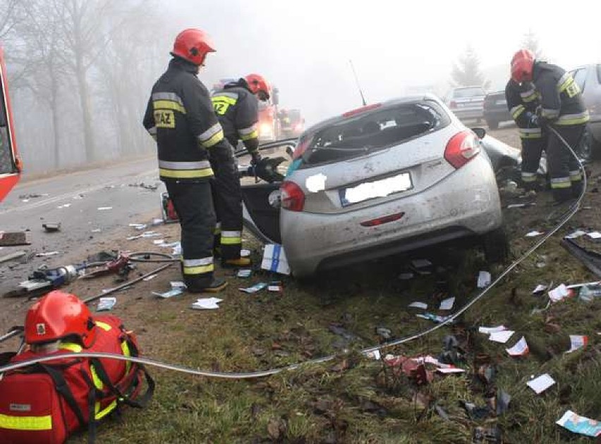 Wypadek w Jaśkach. Zderzyło się auto z ciężarówką