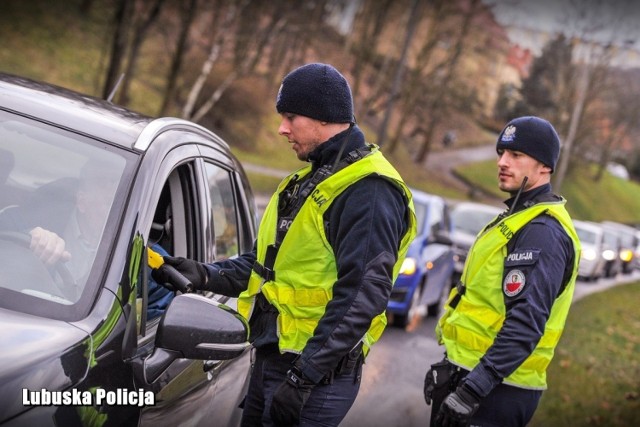 W Gorzowie policjanci sprawdzali trzeźwość kierowców. W 2019 roku na lubuskich drogach pojawiło się prawie 300 nietrzeźwych kierowców więcej niż w 2018 roku.