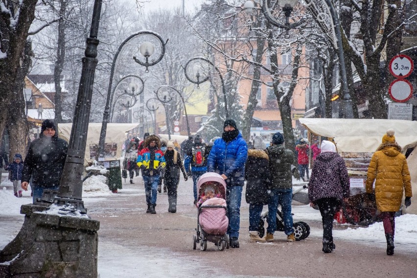 Zakopane. Sporo turystów wybrało się na spacer na zakopiański deptak. Sypie śnieg [ZDJĘCIA]