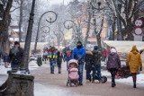 Zakopane. Sporo turystów wybrało się na spacer na zakopiański deptak. Sypie śnieg [ZDJĘCIA]