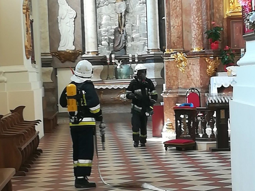 Pożar wieży bazyliki w Różanymstoku. Na miejscu straż i policja (zdjęcia, wideo)