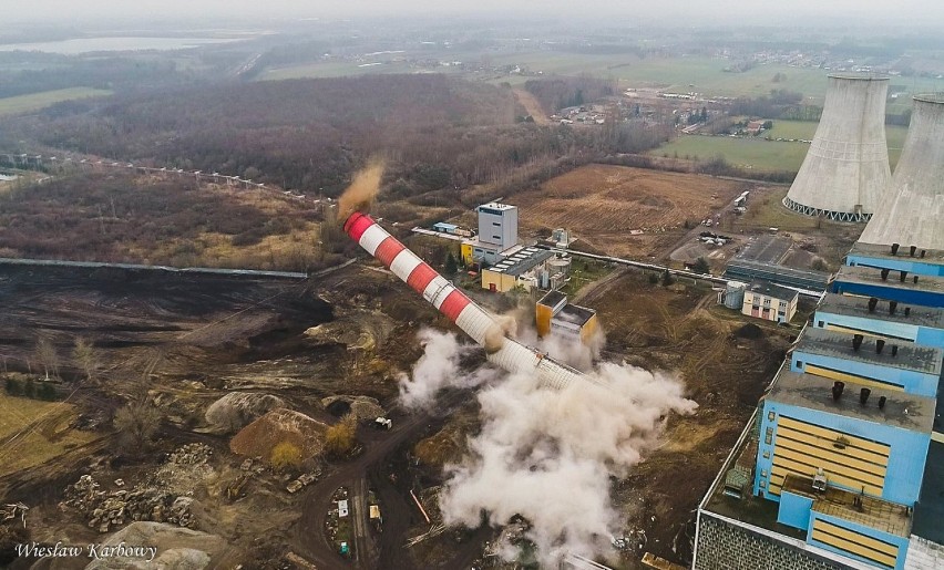 Elektrownia Adamów to już historia. Druga rocznica wyburzenia pierwszego komina. Pamiętacie? [FOTO i WIDEO]