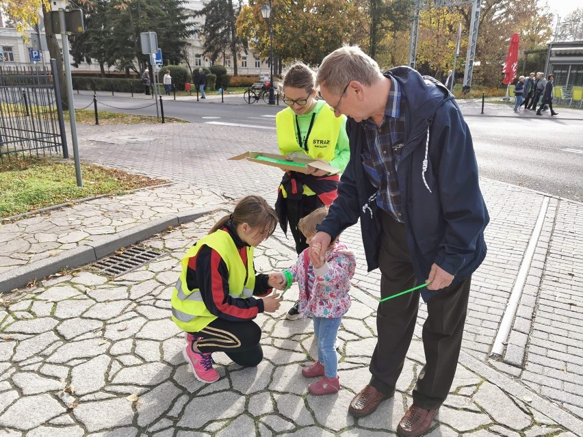 Wspólna akcja Młodzieżowej Drużyny Pożarniczej OSP Raciążek i policji z Aleksandrowa Kujawskiego. Rozdawali opaski odblaskowe [zdjęcia]